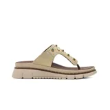 Sandalia tipo ojota de cuero beige con plataforma track, capellada decorada con tachas metálicas y piedras de colores.