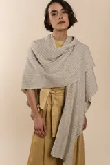 Ruana de lana fina sin teñir, con diseño de tejido texturizado y terminaciones hechas a mano en crochet.
