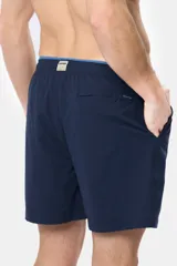 Short de baño azul marino liso con spandex, cintura elástica con cordón regulable, dos bolsillos laterales y suspensor de malla fina.