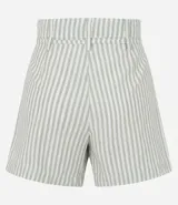 Short de vestir tipo baggy de cintura alta, confeccionado en sarga de algodón con rayas verticales en hilos tintos. Presenta trabillas y lazo ajustable en la cintura.