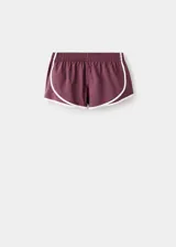 Short deportivo de corte retro, color bordó con ribetes blancos en los bordes y cintura elástica.