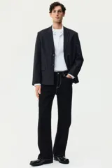 Camisa H&M de corte slim fit, color blanco, confeccionada en tejido elástico con cuello italiano y cierre frontal de botones.