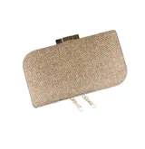 Clutch rectangular de rafia sintética en tono dorado, con cierre superior metálico y herrajes dorados. Incluye una cadena desmontable para llevar al hombro.
