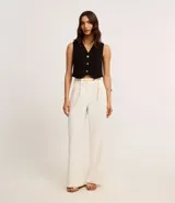 Chaleco slim color marrón, confeccionado en crepé, con escote en V y abotonado frontal.