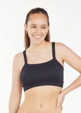 Bralette de tela acanalada color negro, con escote recto y tirantes anchos.