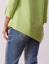 Blusa verde manzana en tejido acanalado, marca Ruby Rd. Largo de mangas ¾ con abertura y botones. Terminación de ruedo asimétrico.