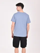 Remera color verde grisáceo con estampa de una cafetería.