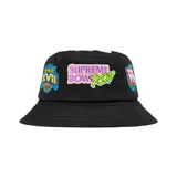 Gorro tipo bucket negro de malla con logo de Supreme bordado en el frente y otros parches decorativos.