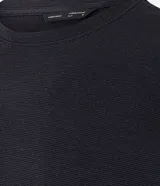 Remera slim de algodón negro con textura acanalada, cuello redondo y mangas cortas.