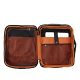 Bolso de viaje marrón con ruedas y manija extensible.