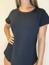 Remera básica de algodón color negro, con cuello redondo y mangas cortas, de corte ajustado al cuerpo.