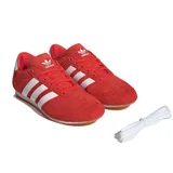 Championes Adidas Taekwondo Lace W, color rojo con las tres tiras blancas características de la marca. Suela de goma color caramelo.