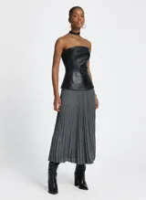 Falda midi plisada de lurex plateado, con cintura elastizada.