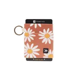 Billetera porta tarjetas de tela color ladrillo con estampado de margaritas blancas y amarillas. Tiene un aro metálico para colgar llaves y capacidad para varias tarjetas.
