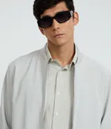 Campera estilo bomber de color negro, confeccionada con tejido repelente al agua. Posee cuello semi alto, cierre frontal con cremallera, bolsillos laterales y puños y dobladillo elastizados. Marca Marfinno.
