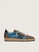 Zapatillas Golden Goose modelo Ball Star de estilo retro, combinando cuero liso azul con detalles de gamuza marrón, estrella lateral negra y suela con efecto envejecido.