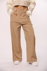 Pantalón sastrero de corte amplio y tiro alto, con bolsillos laterales y cierre frontal con botón.