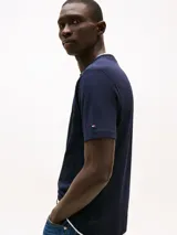 Remera de cuello redondo Tommy Hilfiger confeccionada en puro algodón, con corte regular y logo del monotipo Hilfiger estampado en el pecho.