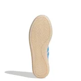 Championes urbanos Adidas Barreda Decode, con diseño inspirado en modelos retro. Presentan un exterior que combina paneles de gamuza gris claro y nylon blanco, con las icónicas tres tiras en color celeste. Incluyen una suela de goma translúcida y detalles en naranja en la lengüeta y el talón.