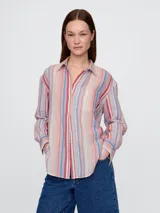 Camisa de manga larga con rayas verticales en tonos beige, rojo y azul.