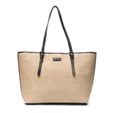 Cartera tipo tote de diseño estructurado, confeccionada en material símil rafia con detalles y asas largas de cuero sintético negro.