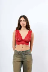Top de encaje color rojo con escote en V profundo y bordes festoneados.