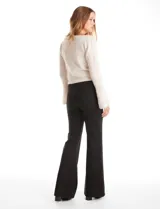 Pantalón wide leg de tiro alto con cintura elástica y costura central pespuntada en el frente de cada pierna.