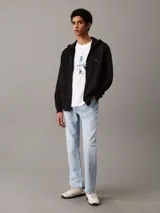 Buzo negro con capucha y cierre frontal, bolsillos laterales y logo de la marca en el pecho.