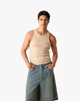 Musculosa de hombre color beige con logo bordado en el pecho.