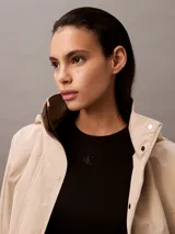 Vestido corto negro ajustado al cuerpo, de manga corta y cuello redondo. Presenta un pequeño logo bordado en el frente.