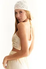 Top bandeau plateado con textura plisada y cuello halter fino.