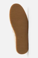 Alpargatas color beige confeccionadas en tejido de lino y algodón, con tirador trasero y suela recubierta de yute.