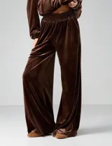 Conjunto de dos piezas de terciopelo color chocolate, compuesto por una campera oversized con cierre frontal y un pantalón wide leg de tiro alto con cintura elastizada.