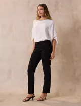 Pantalón celeste en gabardina elastizada marca Zac & Rachel. Pretina ancha con faja interna modeladora. Largo de pierna con costura frontal pespunteada. Trasera con bolsillos ojal simulados.