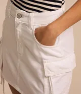 Minifalda blanca de sarga con bolsillos cargo laterales y lazo ajustable.