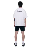 Short de denim negro con acabado degradado de negro a gris, tiro medio, calce relajado y largo medio sobre la rodilla.