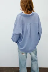 Jeans de tiro medio con cinco bolsillos, diseño boyfriend y detalles de rotos en el delantero. Cuenta con cierre frontal con cremallera y botón metálico.
