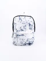 Mochila con estampado de manchas grises sobre fondo blanco, con bolsillo frontal y cierre negro.