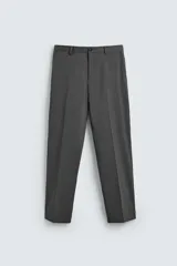 Pantalón de vestir regular fit color negro, confeccionado en tejido con mezcla de lana y elasticidad. Cuenta con cintura elástica, bolsillos frontales, bolsillos traseros de vivo con botón, y cierre frontal con cremallera y botón.