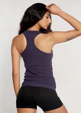 Musculosa de microfibra color violeta, con escote nadador y corte ajustado.