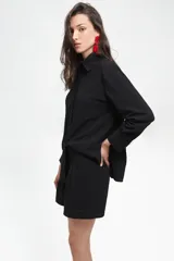 Short de tiro alto confeccionado en tela tussor de algodón, con tablones delanteros que aportan volumen y movimiento. Presenta un diseño minimalista con cierre oculto y un pequeño detalle bordado en el ruedo.