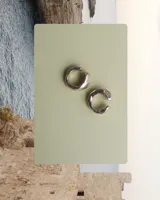 Anillo de diseño orgánico con textura irregular, realizado artesanalmente en metales macizos.