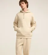 Pantalón de corte recto confeccionado en tejido de algodón y poliéster, con cintura elástica ajustable mediante lazo y bolsillos laterales.