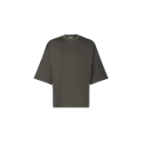 Remera Fear Of God de corte oversized, color verde militar, cuello redondo y mangas cortas amplias.
