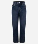 Pantalón de jean de corte recto, color azul índigo con lavado clásico. Presenta cintura tradicional con trabillas, cierre frontal con cremallera y botón, y bolsillos funcionales.