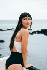 Trikini blanco y negro con copas y lycra con textura.