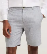 Bermuda slim de lino y algodón color beige, de corte ajustado, con trabillas para cinturón y bolsillos laterales y traseros.