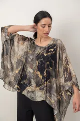 Blusa de seda estampada con diseño estilo pañuelo, cuello redondo y mangas murciélago holgadas.
