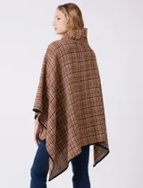 Ruana tejida de Jones New York con diseño a cuadros en tonos verdes y marrones. Presenta cuello alto, cierre frontal con botón tipo trenca y bordes con ribete negro.