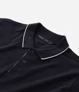 Polo de manga corta confeccionada en algodón de media malla, color negro con detalles en blanco en el cuello y los bordes de las mangas. Presenta cuello polo tradicional y cierre frontal con botones.
